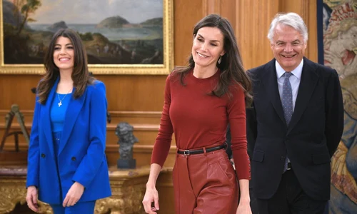 Regina Letizia, în roșu la conferință (1) jpg