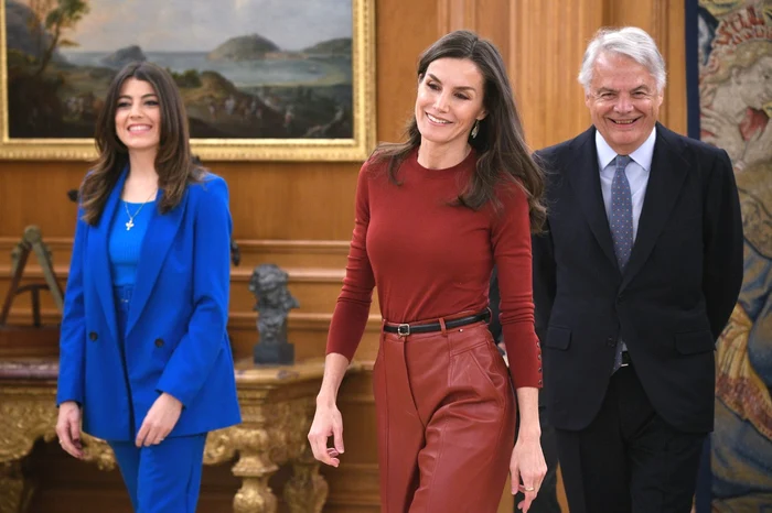 Regina Letizia, în roșu la conferință (1) jpg