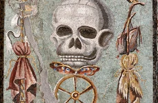 Mozaicul Memento Mori descoperit la Pompeii (© Museo Archeologico Nazionale di Napoli)