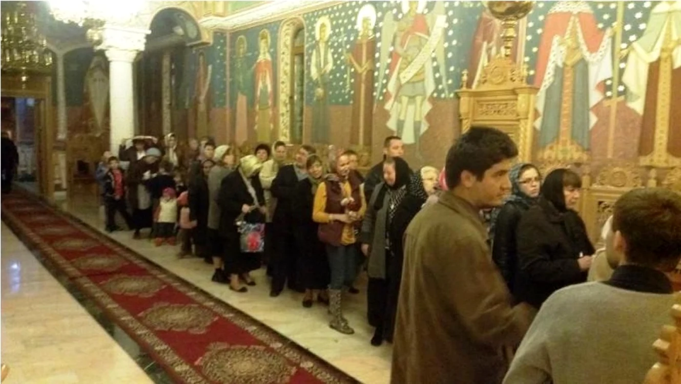 Pe parcursul întregii zile de duminica, 3 noiembrie, credincioşii au aşteptat să intre în altarul noii biserici Mărcuţa FOTO ps2.ro