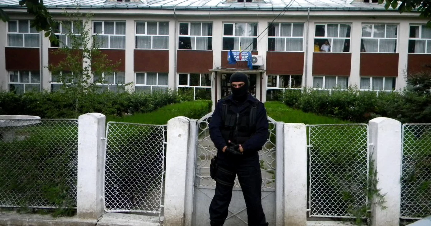 Percheziţii la liceul din Podu Turcului FOTO Adevărul