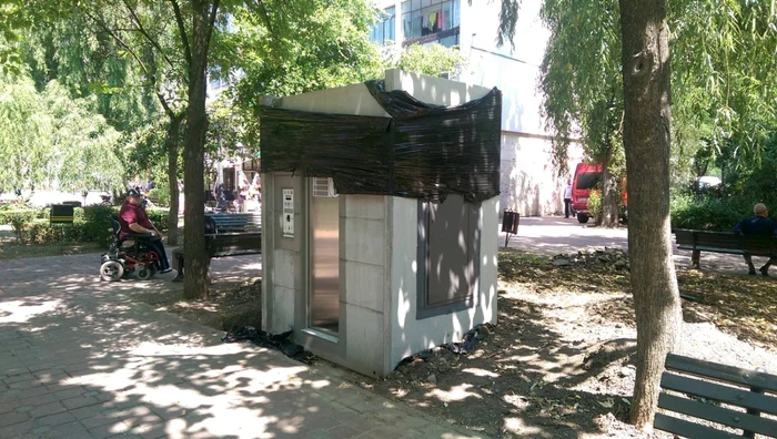 Toaleta automată a fost amplasată pe spaţiul verde