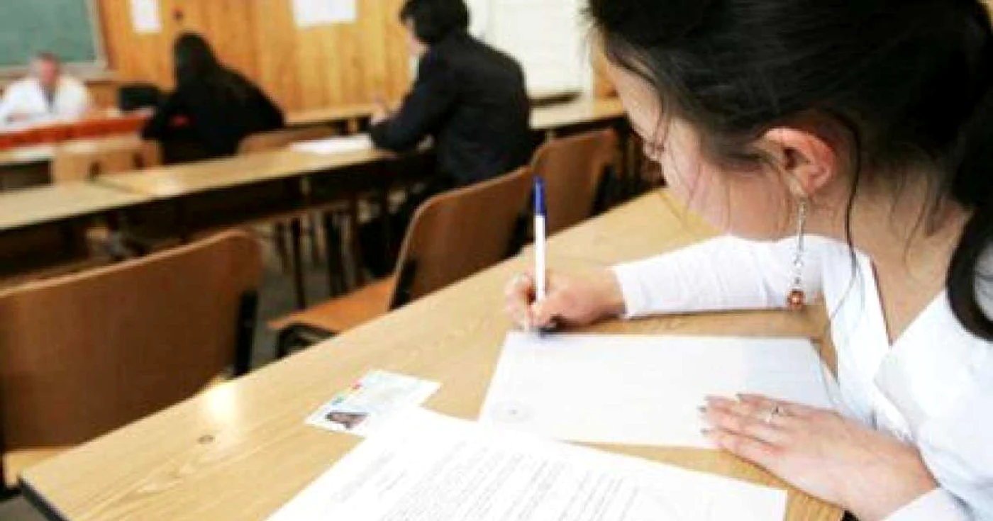 Elevii de clasa a 12-a sunt în febra examenelor de Bacalaureat (foto arhivă)