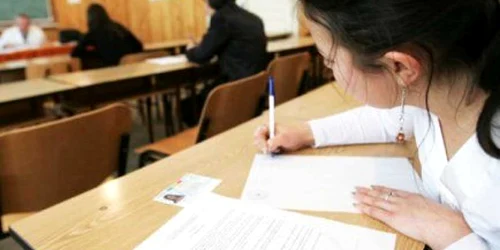 Elevii de clasa a 12-a sunt în febra examenelor de Bacalaureat (foto arhivă)