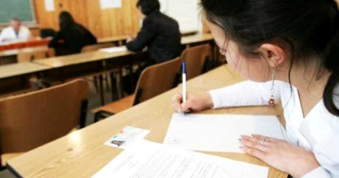 Elevii de clasa a 12-a sunt în febra examenelor de Bacalaureat (foto arhivă)