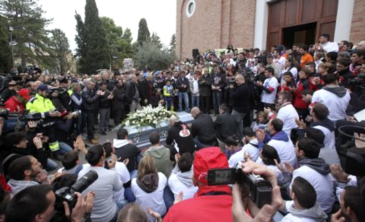 Valentino Rossi şi mii de fani au participat la înmormântarea lui Marco Simoncelli * Foto: Reuters