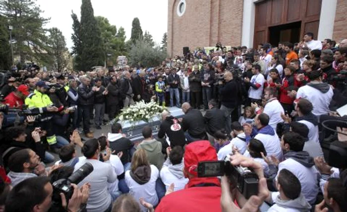 Valentino Rossi şi mii de fani au participat la înmormântarea lui Marco Simoncelli * Foto: Reuters