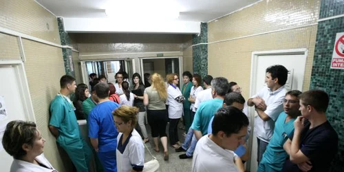 Rezidenţii şi-au spus nemulţumirile în faţa uşii managerului. 