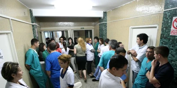 Rezidenţii şi-au spus nemulţumirile în faţa uşii managerului. 