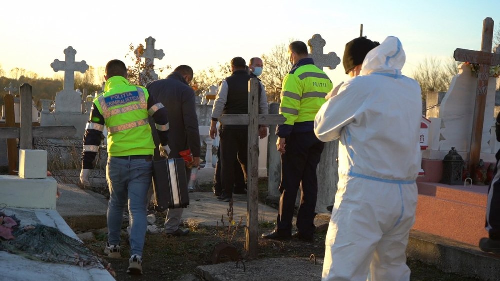 Mai multe morminte dintr-o localitate din judeţul Constanţa au fost profanate. Vandalii au furat bijuterii și bani