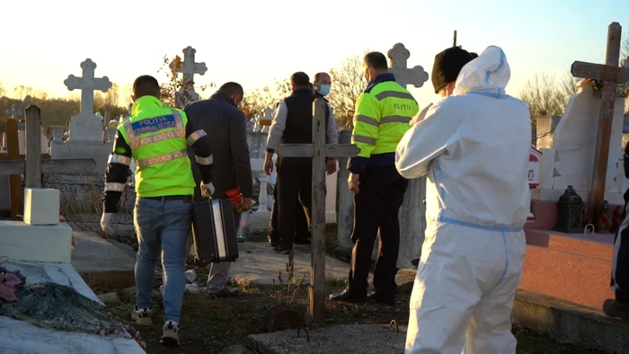 Criminaliştii au luat mai multe probe de la faţa locului. FOTO: C.S