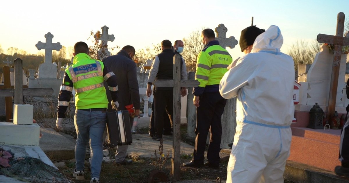 Morminte dintr-o localitate constănțeană, profanate de vandali care au furat bijuterii și bani.