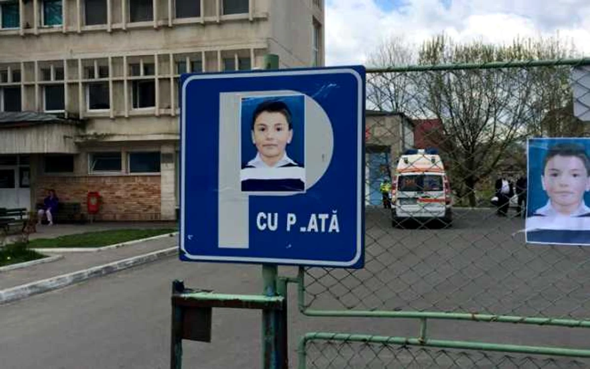 Poza lui Andrei a împânzit zona Spitalului Municipal Curtea de Argeş, astăzi, cu ocazia mitingului organizat împotriva deficienţelor sistemului sanitar şi a medicilor acuzaţi de moartea băiatului Foto Tomi Bajan