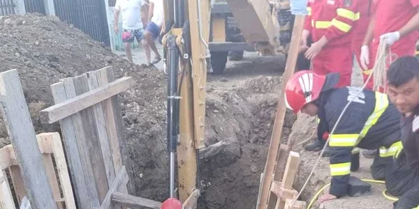 Intervenţie a pompierilor pentru a scoate doua persoane prinse sub un mal de pământ la Constanta 