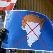 Banner de protest față de declarațiile lui Trump privind Groenlanda FOTO AFP