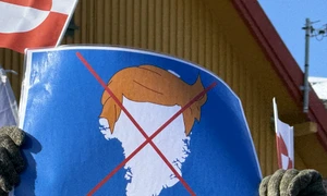 Banner de protest față de declarațiile lui Trump privind Groenlanda FOTO AFP