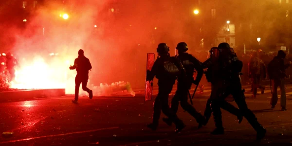 Încleştări între forţele de ordine şi protestatari în Franţa 5 decembrie 2019 FOTO EPA-EFE