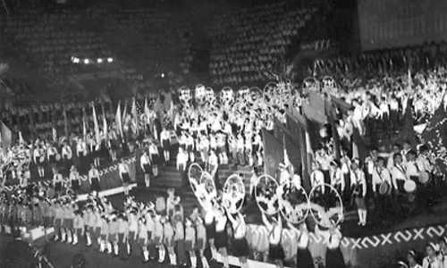 Expoziţie despre tinereţea în comunism deschisă la Muzeul Naţional jpeg