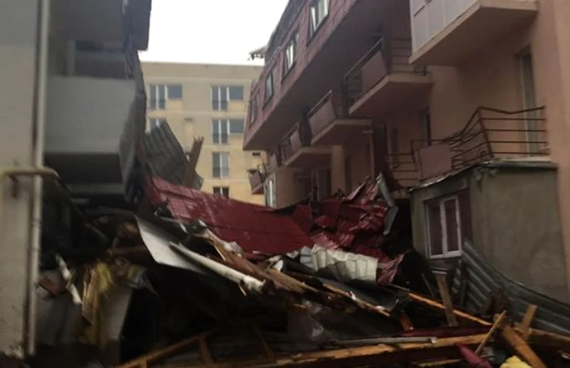 Acoperişul a căzut de pe un bloc situat pe strada Victoriei. FOTO: Arhivă Personală