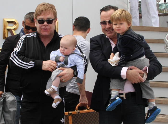 Elton John, alături de partenerul său de viaţă şi cei doi copii (foto Splash)