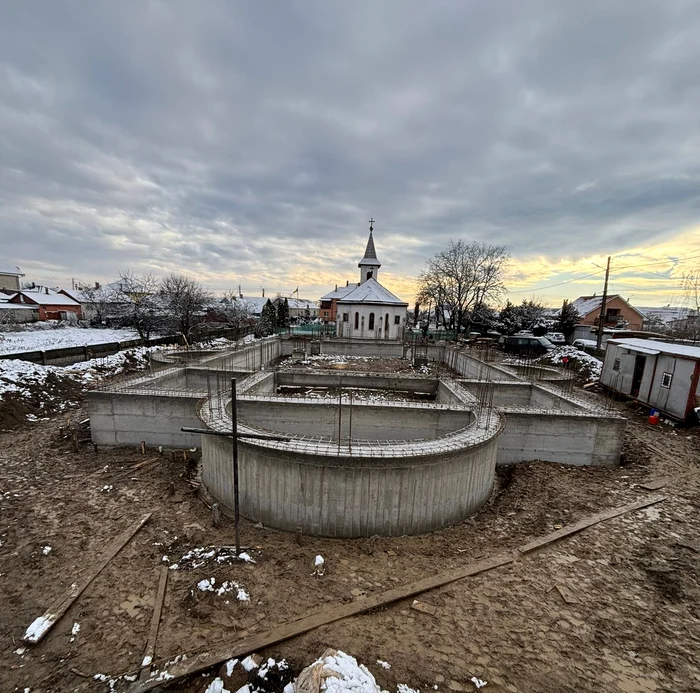 Ridicarea noului lăcaș de cult Foto: Facebook Parohia Ortodoxă Română Păulești