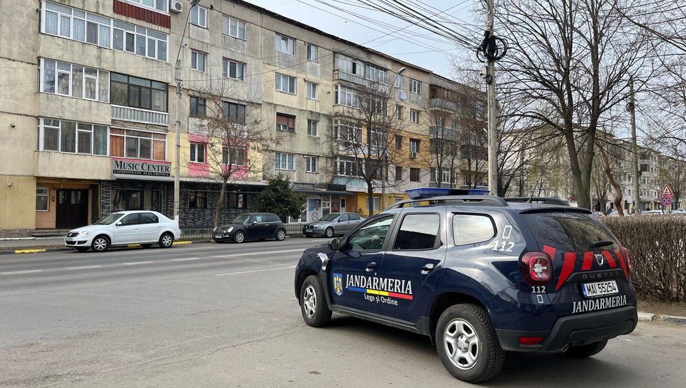 Bătaie între două femei într-un salon de înfrumusețare din Tecuci. Scandalul a continuat pe stradă