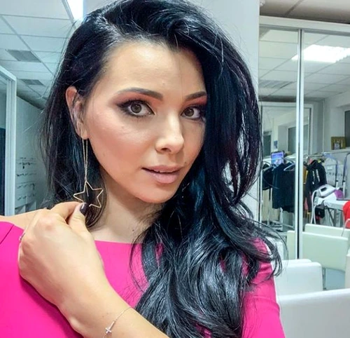 Corina Caragea, în afara studioului de ştiri jpeg