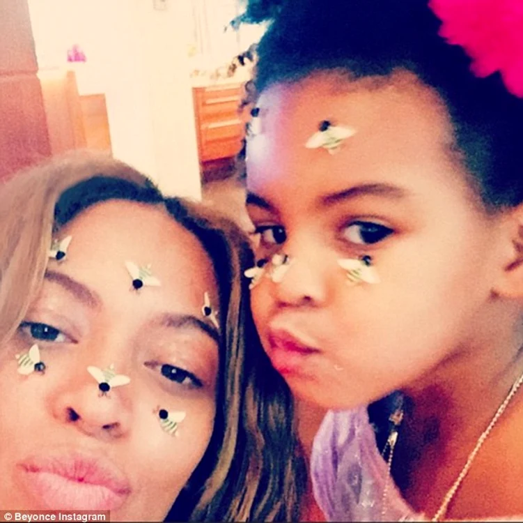 Beyonce se fotografiază des alături de fiica ei şi preferă să renunţe la machiajul strident