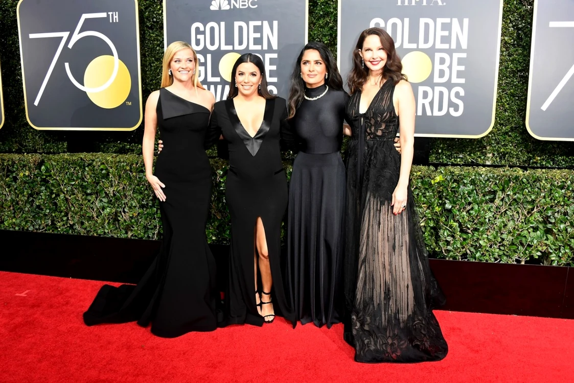 Actriţele Reese Witherspoon, Eva Longoria, Salma Hayek şi Ashley Judd au purtat ţinute negre în 2018, în semn de protest împotriva abuzurilor sexuale FOTO Guliver/Getty Images