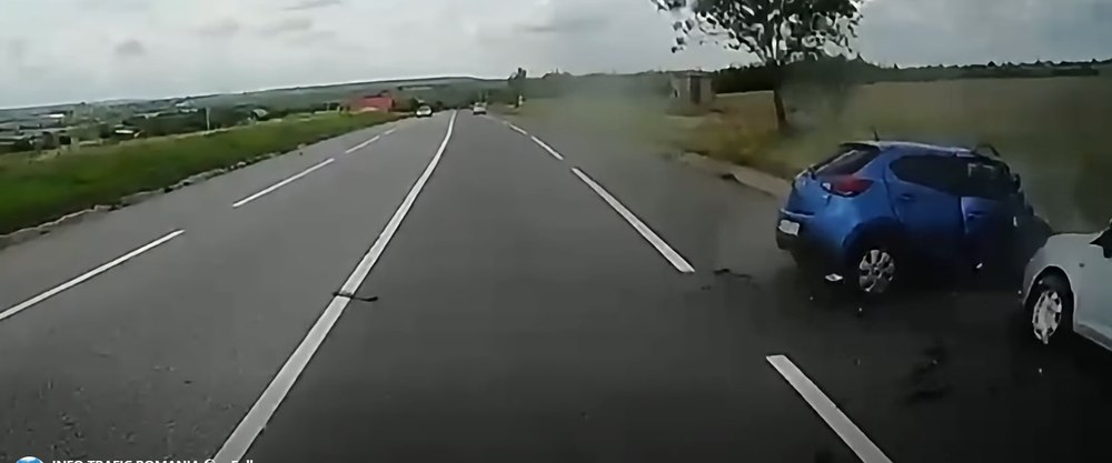 Secvențele teribile cu momentul în care un șofer intră pe contrasens și se izbește frontal de un TIR în Iași. Un bărbat de 82 de ani a murit
