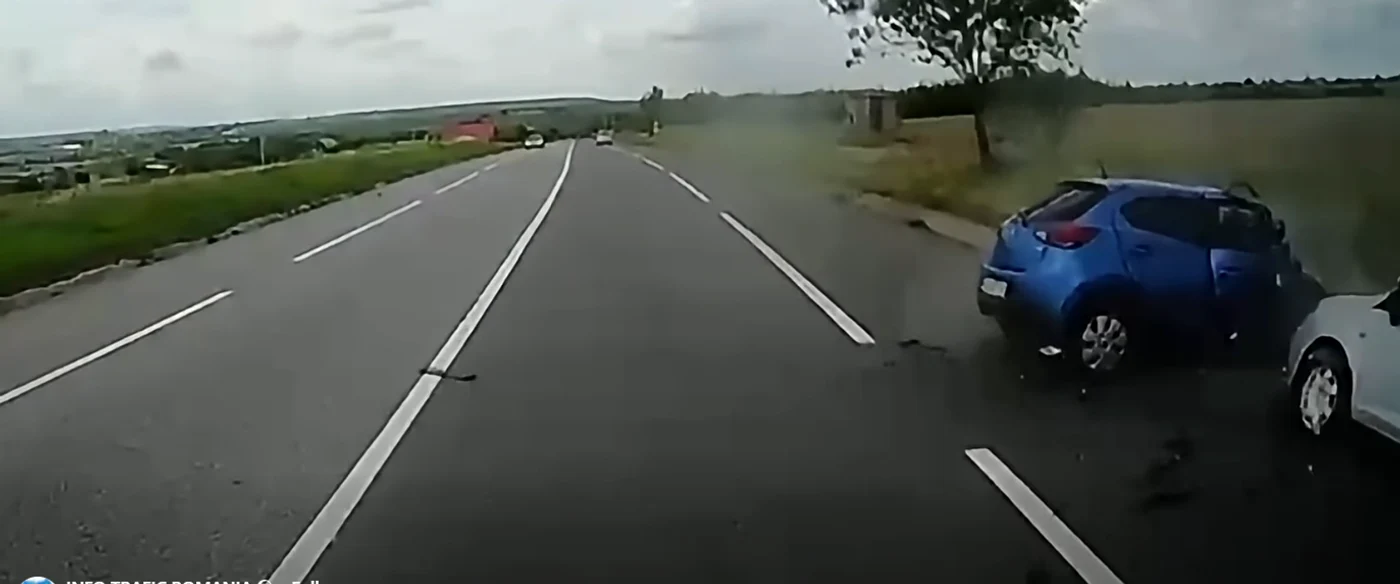 Momentul în care un șofer intră pe contrasens  FOTO: captură video Ziarul de Iași