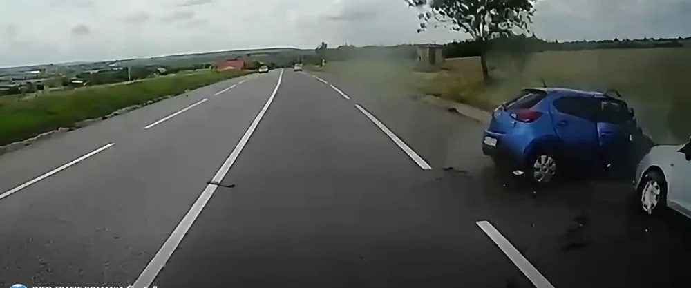 Secvențele teribile cu momentul în care un șofer intră pe contrasens și se izbește frontal de un TIR în Iași. Un bărbat de 82 de ani a murit