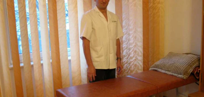 Costel Anton face masaj în ciuda deficienţei de vedere