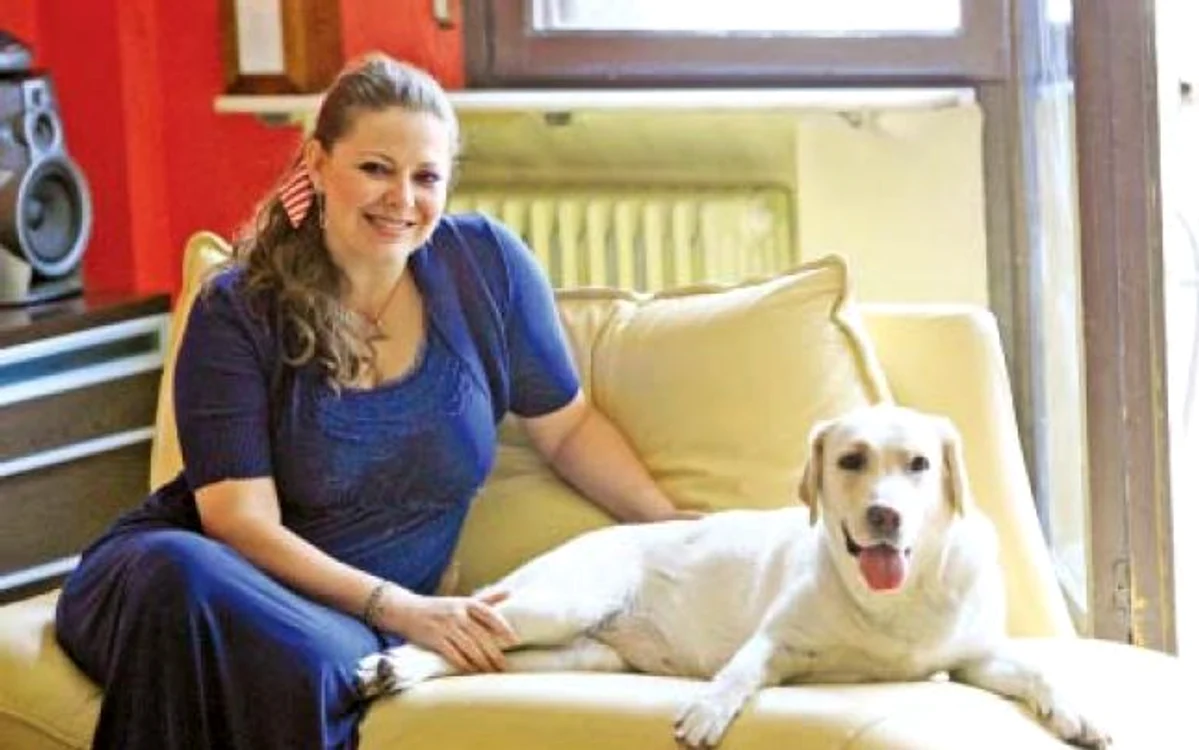 Rita Mureşan şi labradorul Bella, pe canapeaua-loc de relaxare pentru toată familia