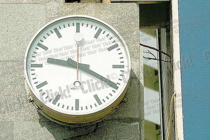 Cotroceni: Ceasul a rămas  în urmă cu  30 de minute (Fotografii: Dorin Constanda)