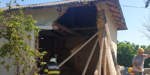 Cele două victime au fost prinse sub un perete surpat FOTO ISU