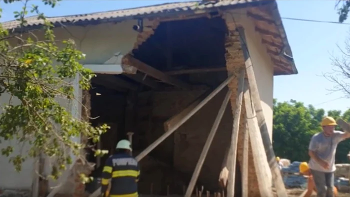 Cele două victime au fost prinse sub un perete surpat FOTO ISU