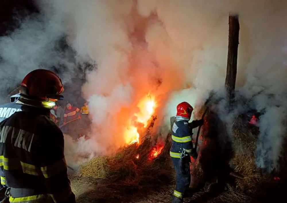 Pompierii s-au luptat șase ore cu flăcările FOTO ISU Vaslui 