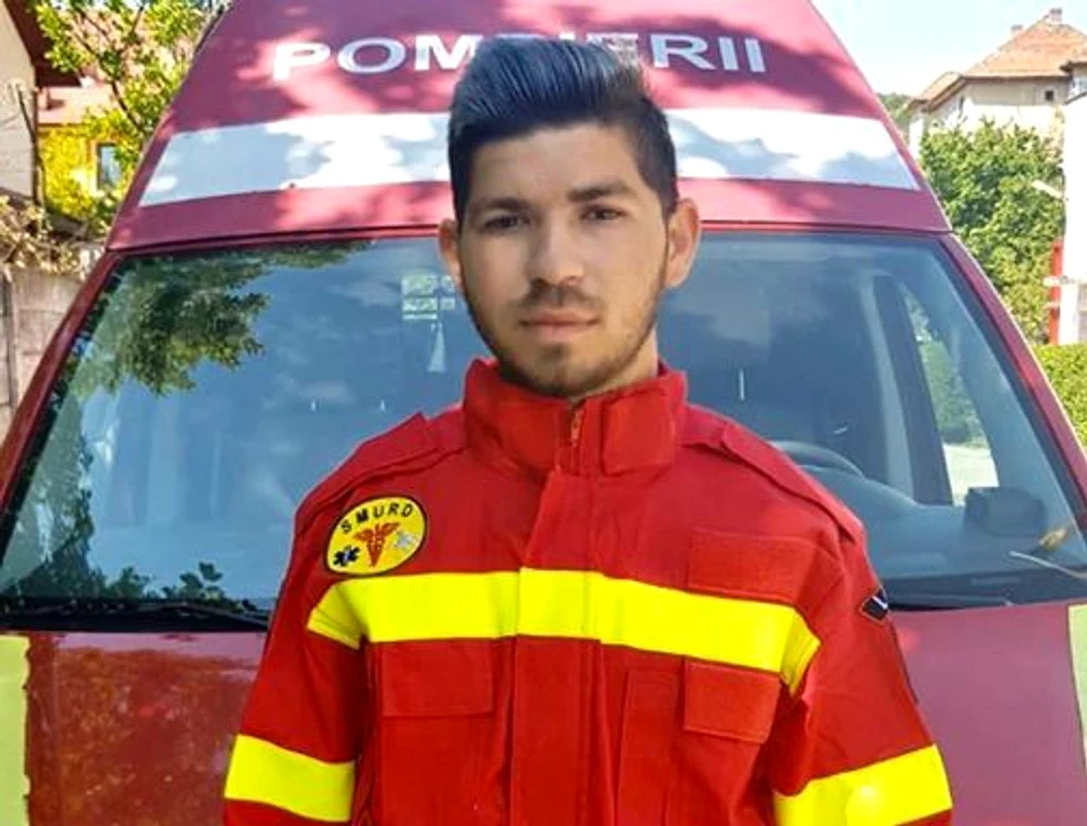 Atunci când nu spală mașini ca să se întrețină, Eduard este voluntar la SMURD și salvează viețiFoto: Ministerul de Interne