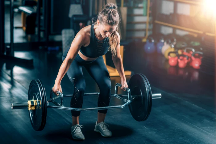 VIDEO Top 3 exerciții periculoase la sală pe care ortopezii îți recomandă să le eviți, inclusiv îndreptările. Alternative mai sigure