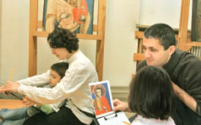 Părinţi şi copii discută despre semnificaţia icoanelor