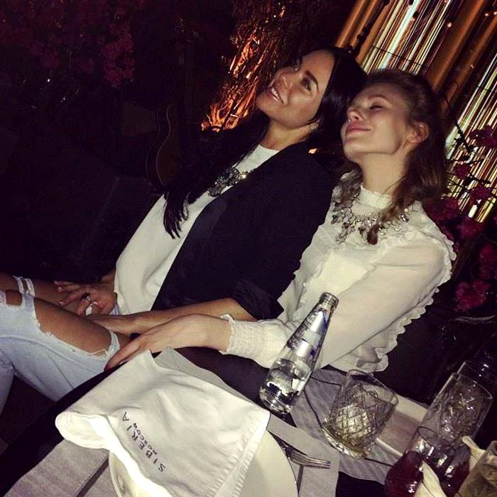 
    Mădălina Izabela (stânga) apare în toate pozele alături de tânăra blondă FOTO: Arhiva personală  