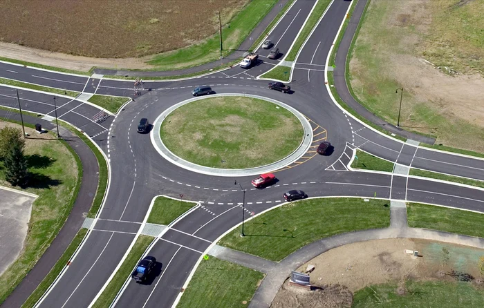 Ce spune legea despre întoarcerea în intersecții, în 2025.