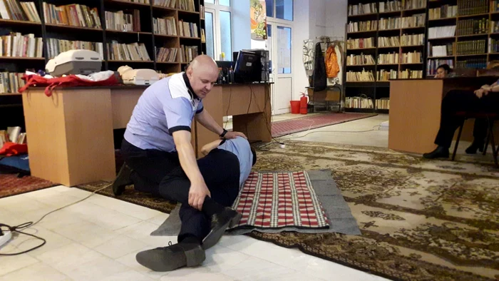 Pentru că de multe ori sunt primii care ajung în situaţii de urgenţă, este necesar ca poliţiştii să cunoască tehnicile de prim-ajutor, consideră iniţiatorul proiectului, tot poliţist şi el FOTO: Alina Mitran