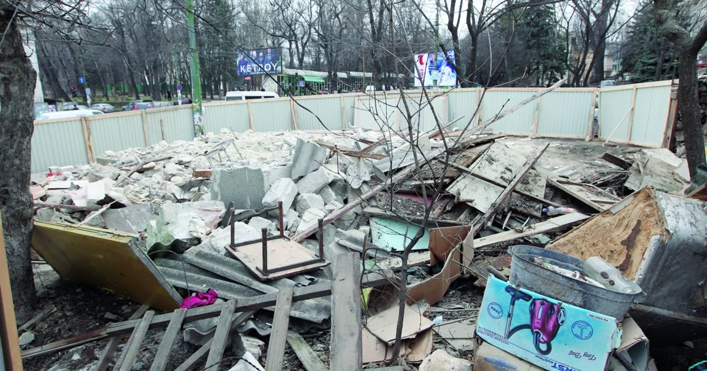 Din monumentul situat în centrul Capitalei a rămas un morman de pietre şi gunoi