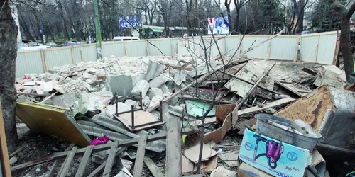 Din monumentul situat în centrul Capitalei a rămas un morman de pietre şi gunoi