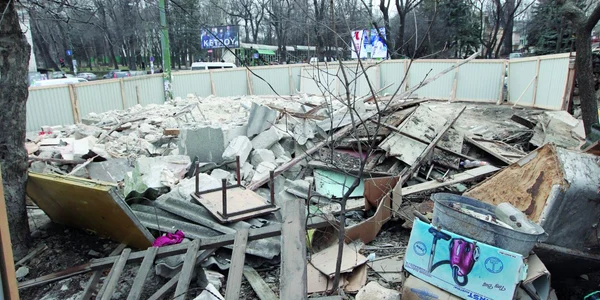 Din monumentul situat în centrul Capitalei a rămas un morman de pietre şi gunoi