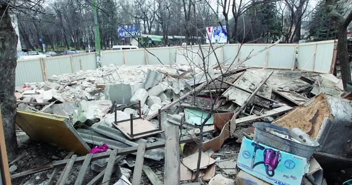 Din monumentul situat în centrul Capitalei a rămas un morman de pietre şi gunoi