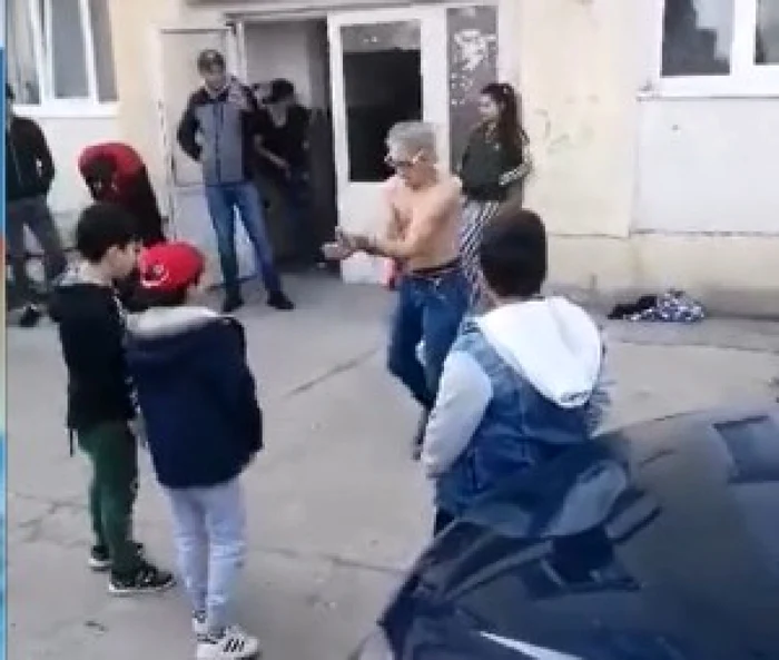 Un bărbat a dansat pe jumătate gol în faţa copiilor de la bloc FOTO botosaninews.ro