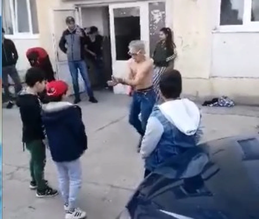 Un bărbat a dansat pe jumătate gol în faţa copiilor de la bloc FOTO botosaninews.ro
